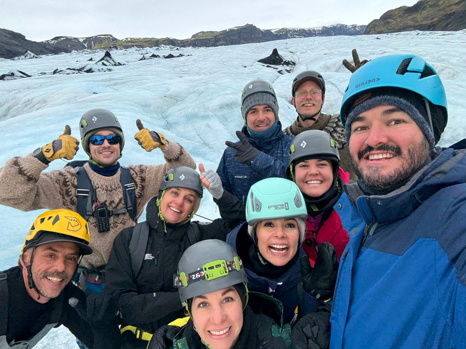 Grupo de viajeros con cascos sobre un glaciar