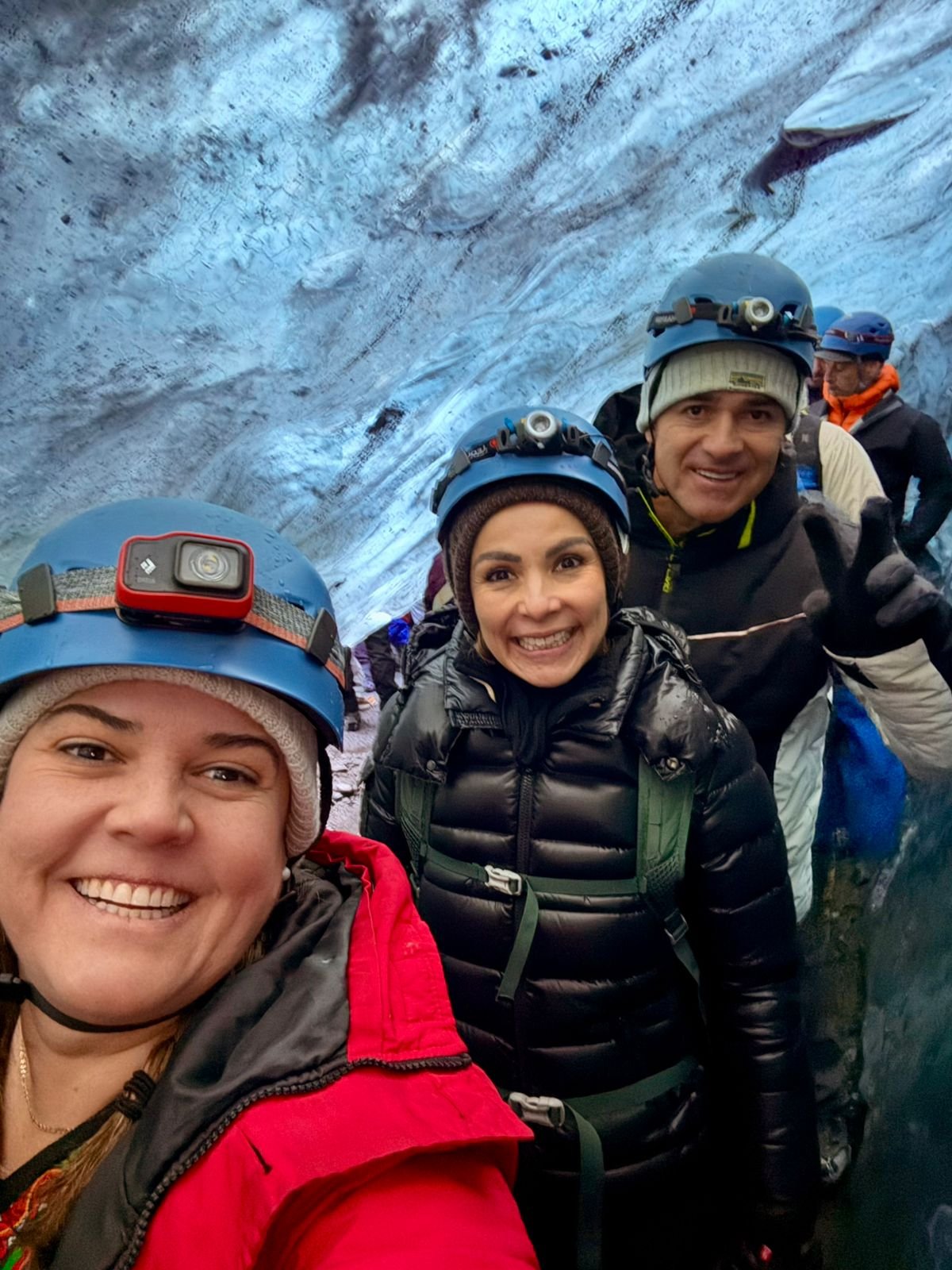 Viajeros con cascos dentro de una cueva de hielo