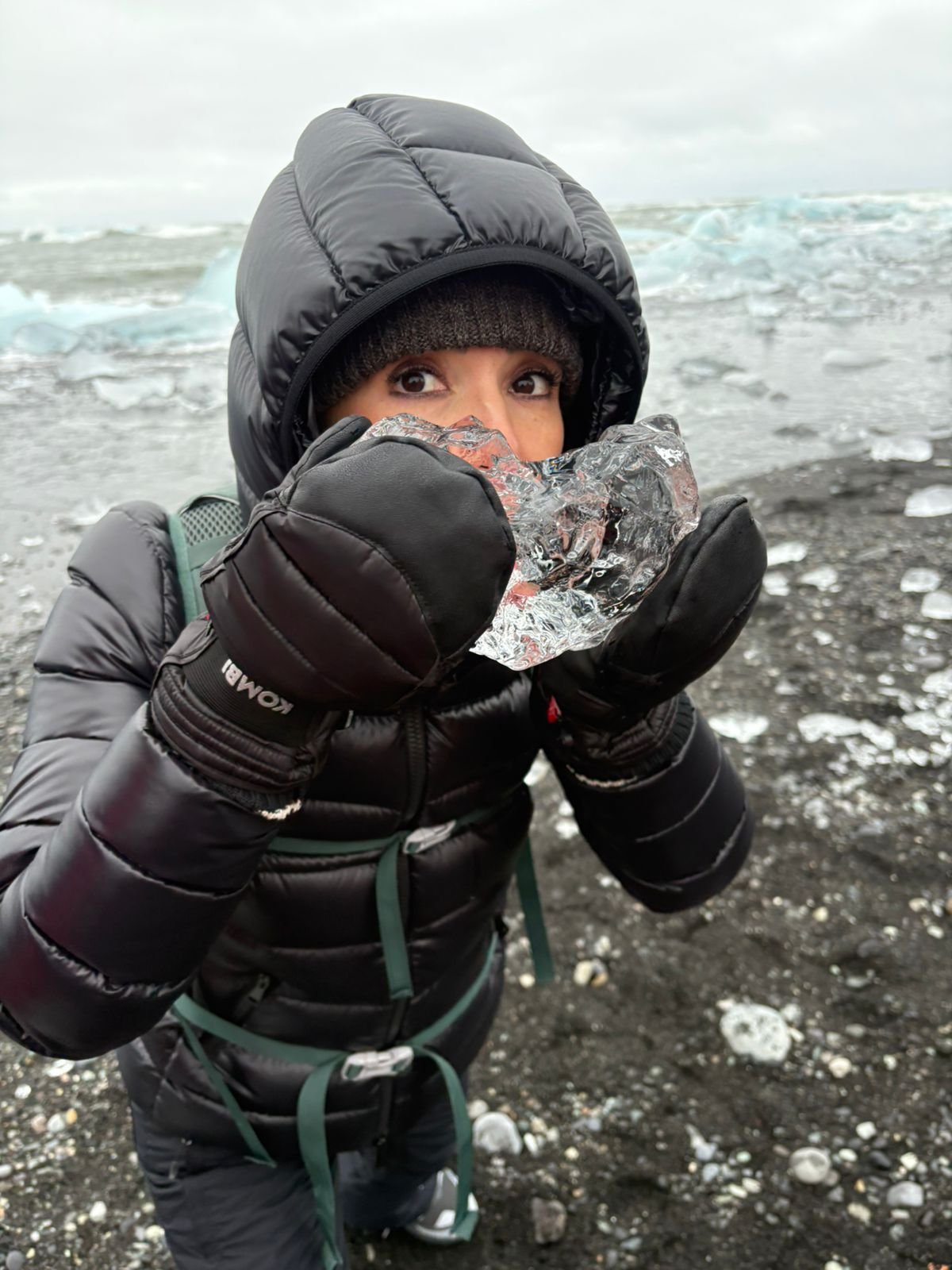 Viajera sosteniendo un fragmento de hielo