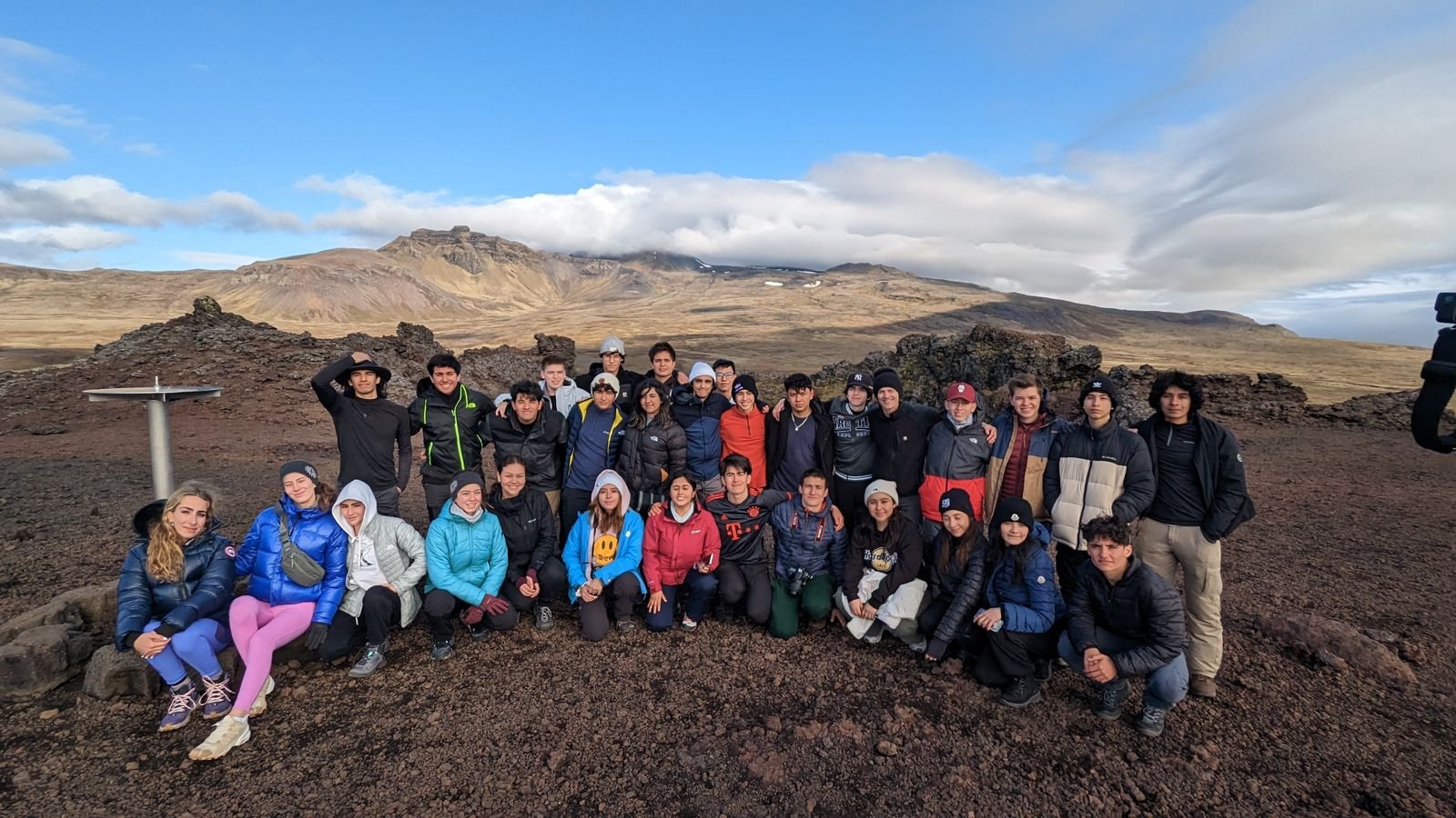 Grupo de viajeros en un paisaje de roca volcánica