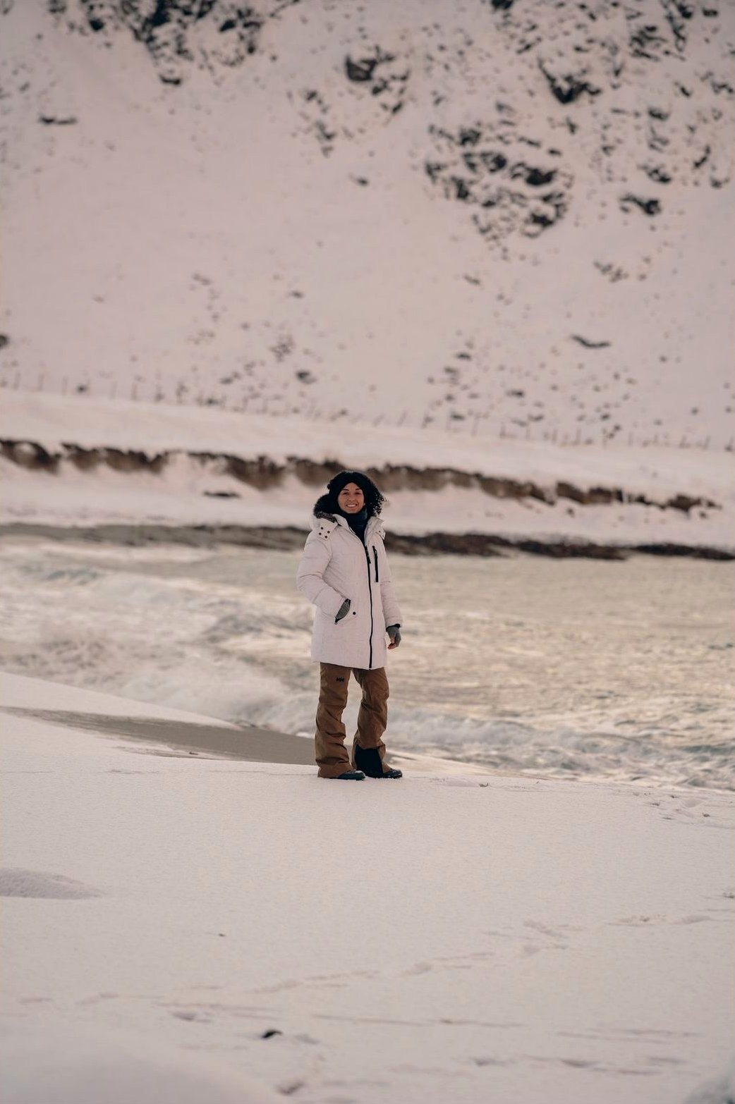 Viajera junto a un río de hielo