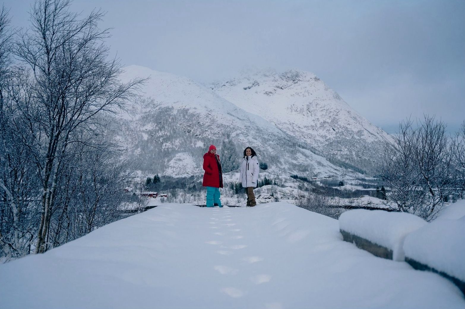 Dos viajeras en un cordón nevado