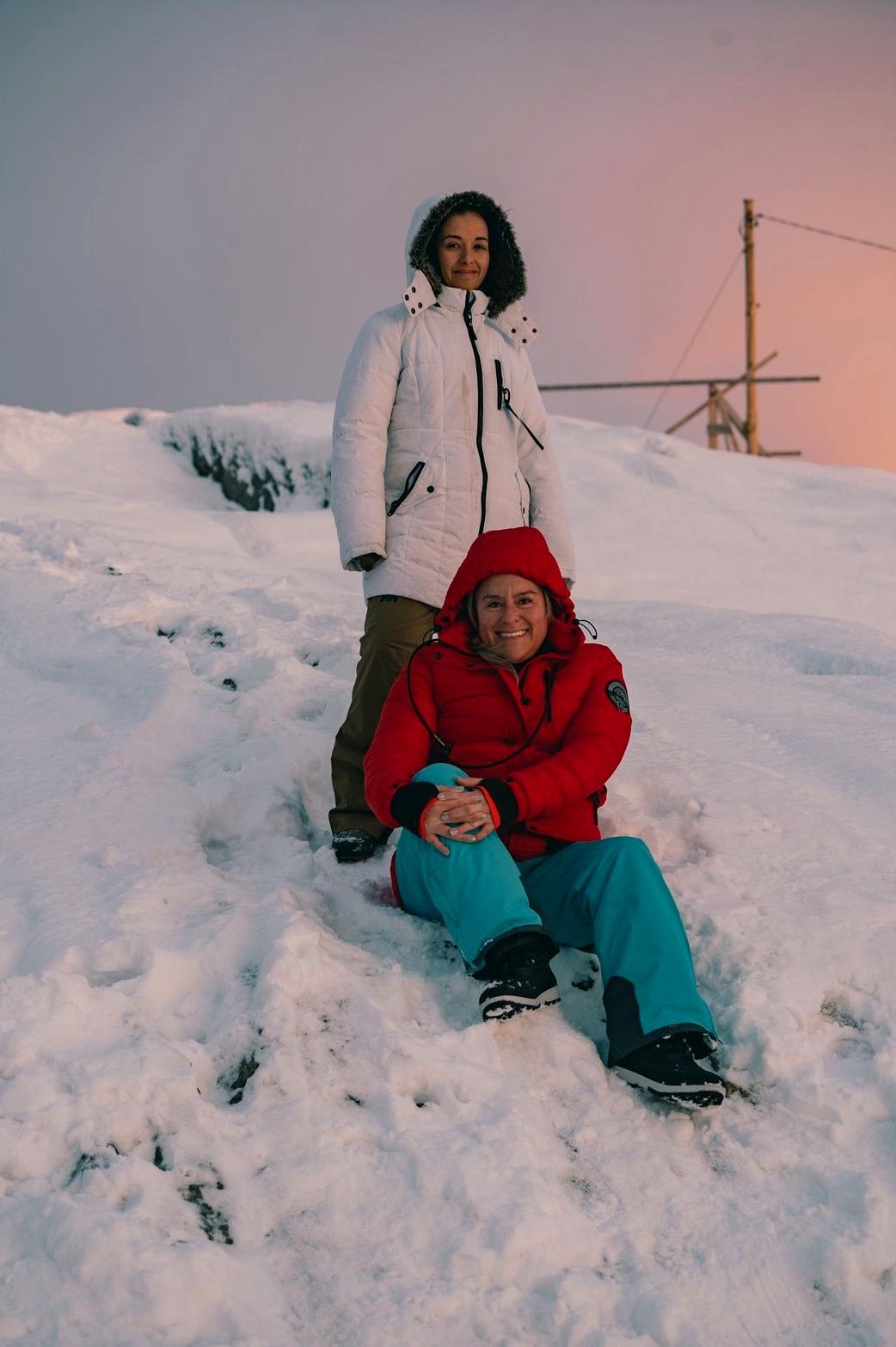 Dos viajeras sobre un montículo de nieve