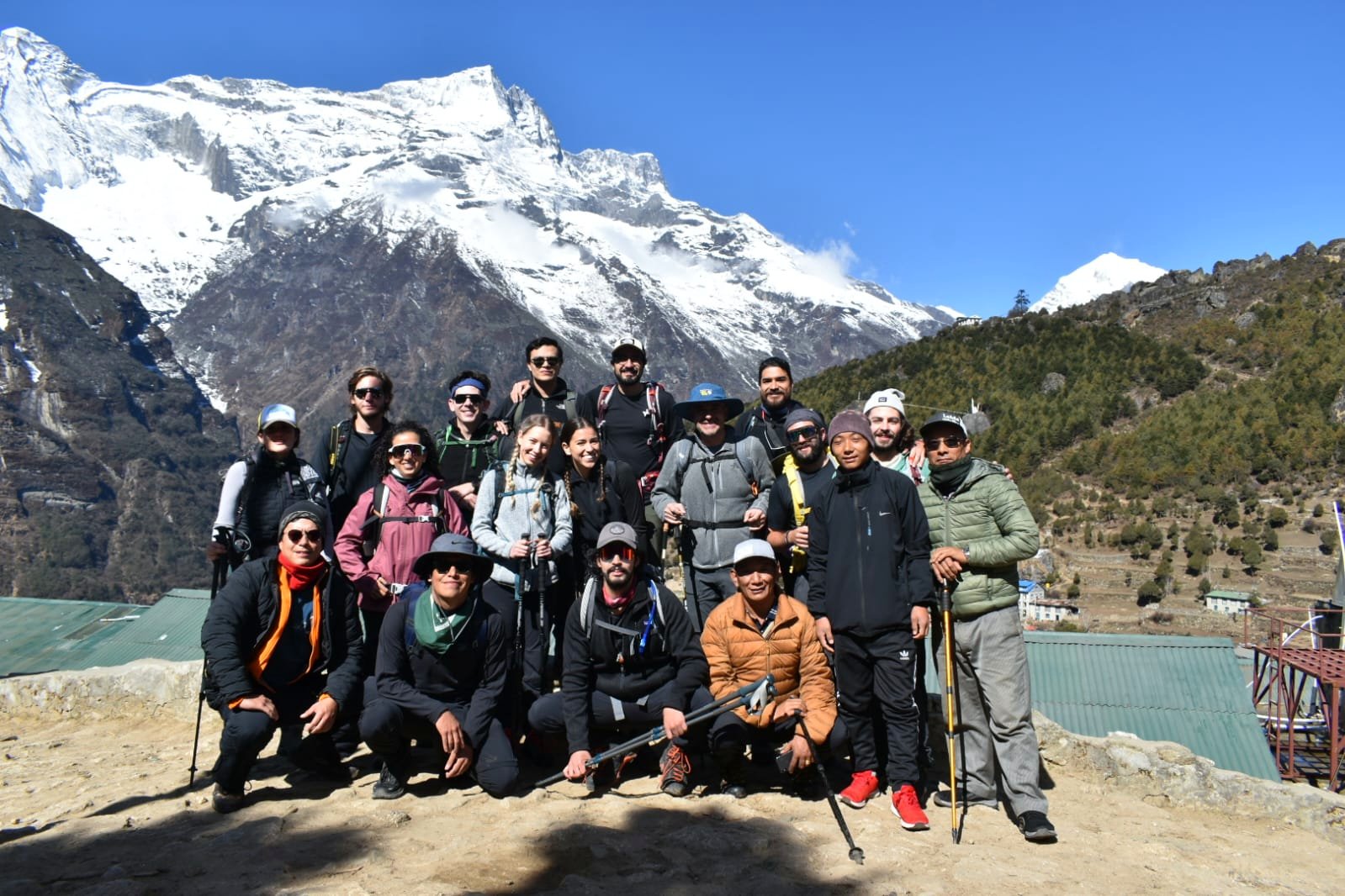 Viajeros reunidos frente a un lago de montaña