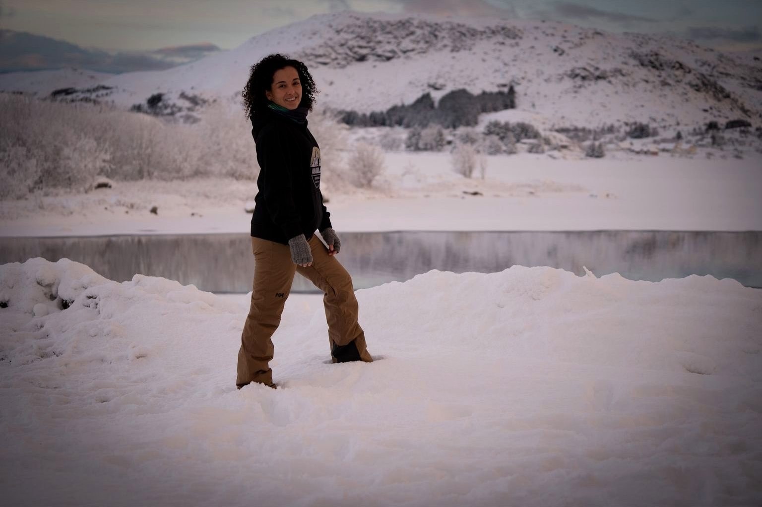 Viajera posando en un campo de nieve