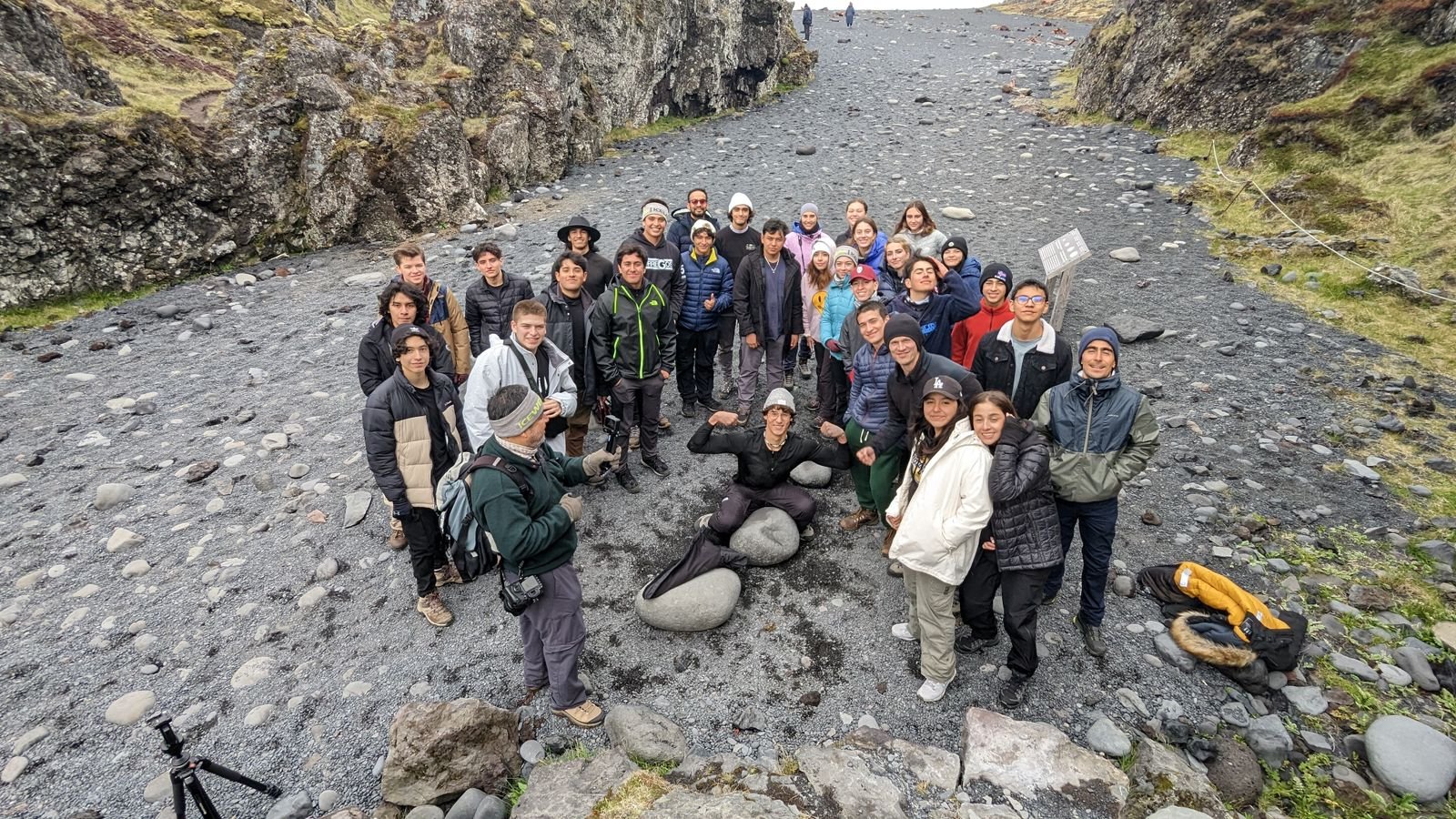 Grupo de viajeros en un sendero entre paredes de roca