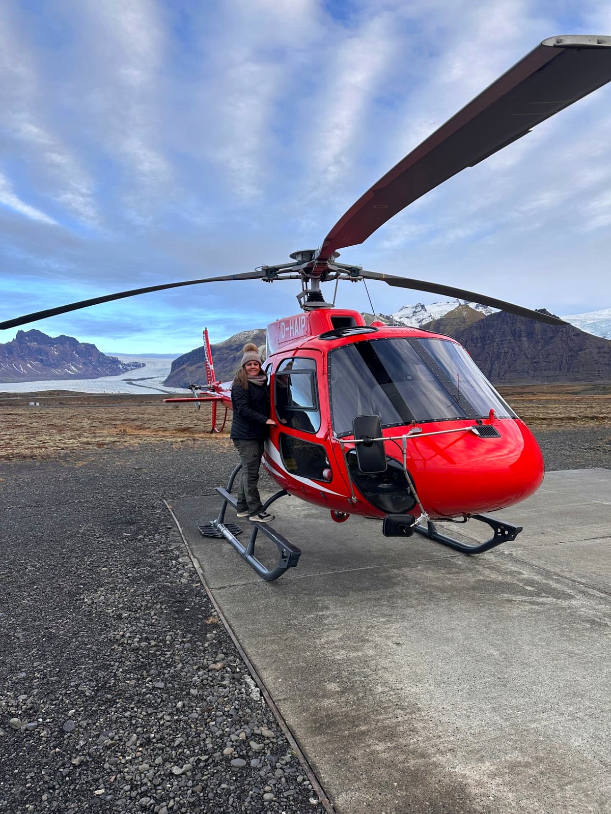 Helicóptero rojo frente a montañas