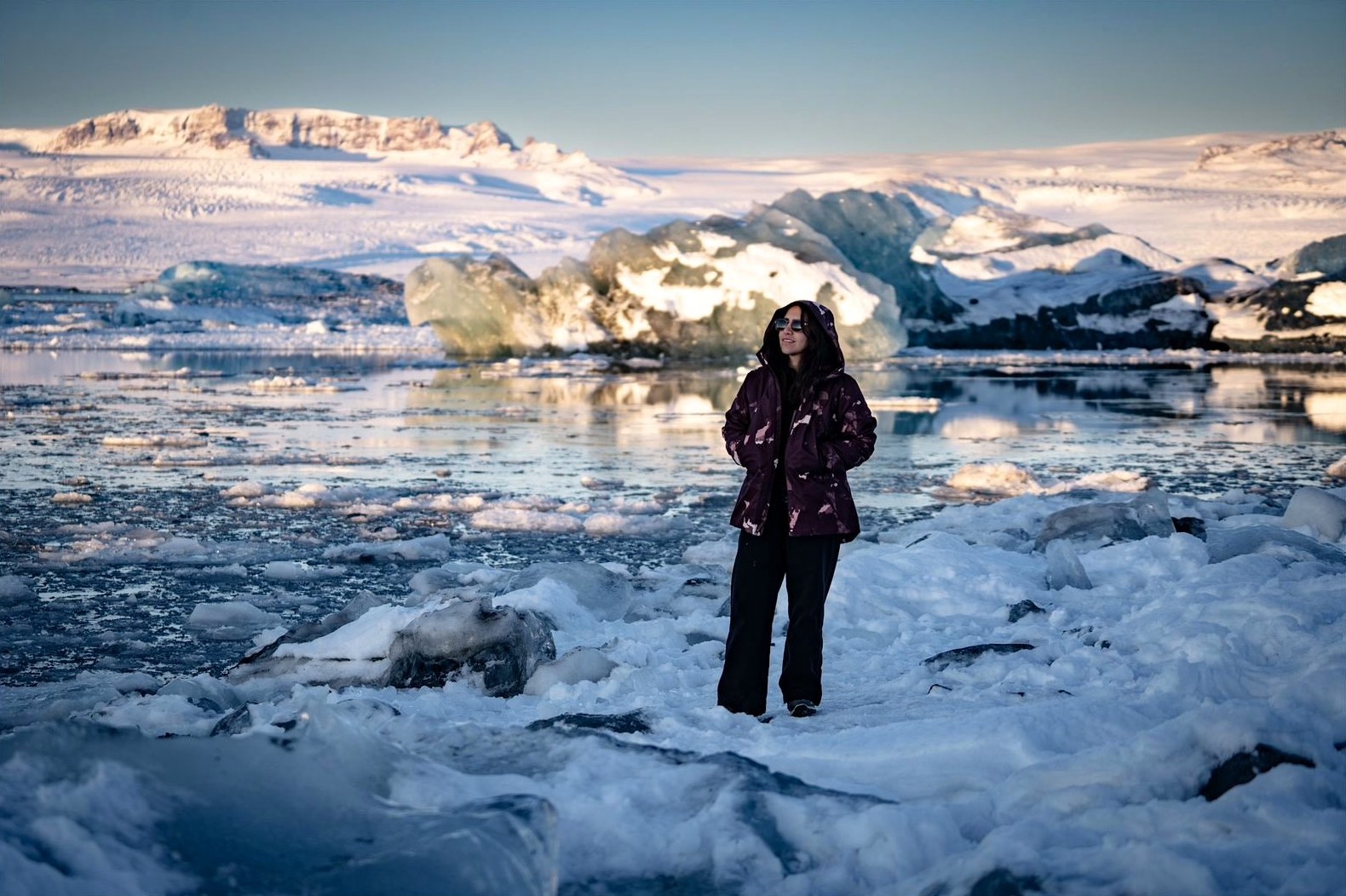 Viajera junto a icebergs al atardecer