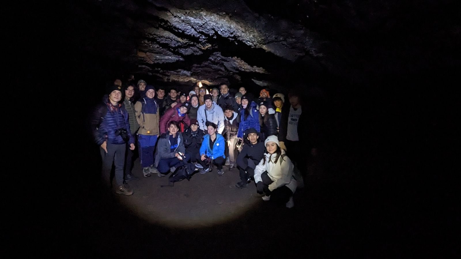 Viajeros reunidos en el interior de una cueva