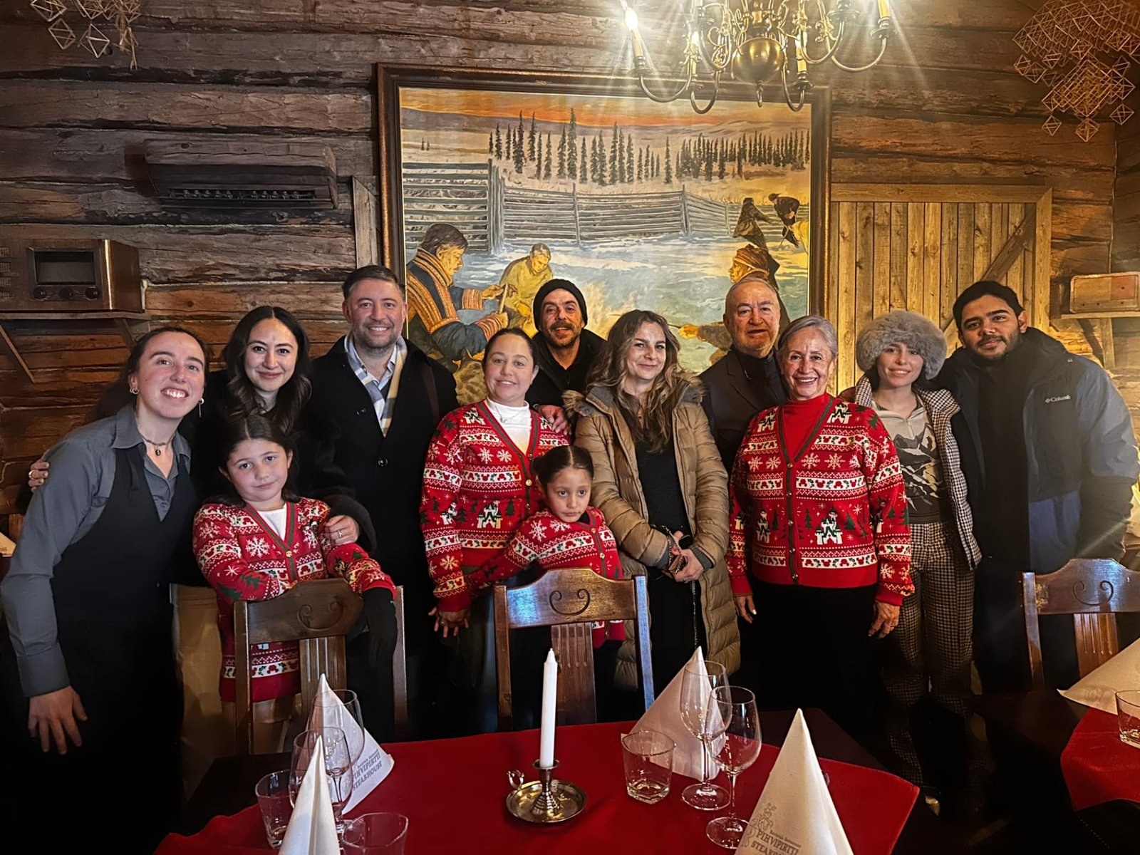 Grupo de viajeros reunidos en un restaurante de madera