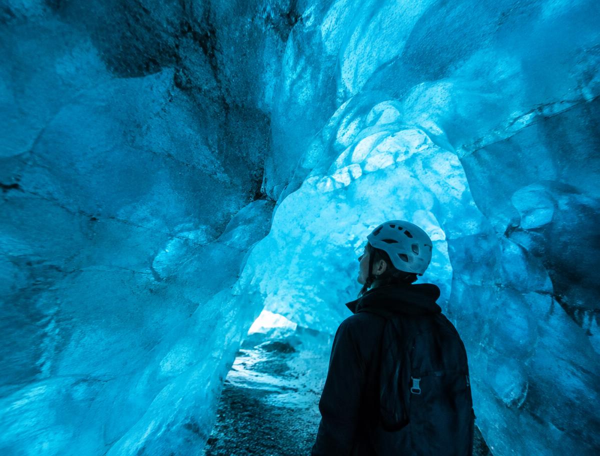 Interior de una cueva de hielo azul en un glaciar islandés