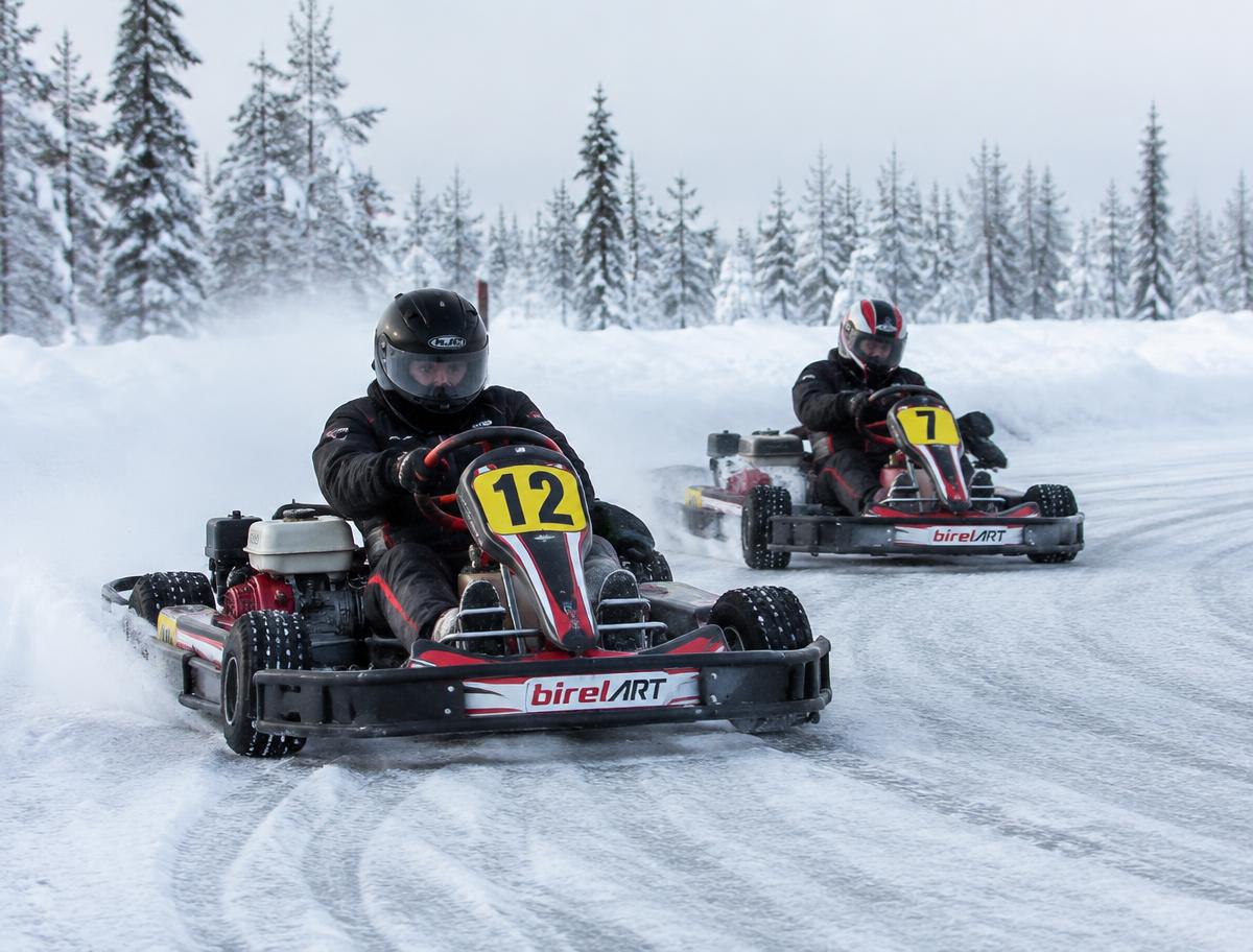 Karts sobre una pista de hielo en Laponia