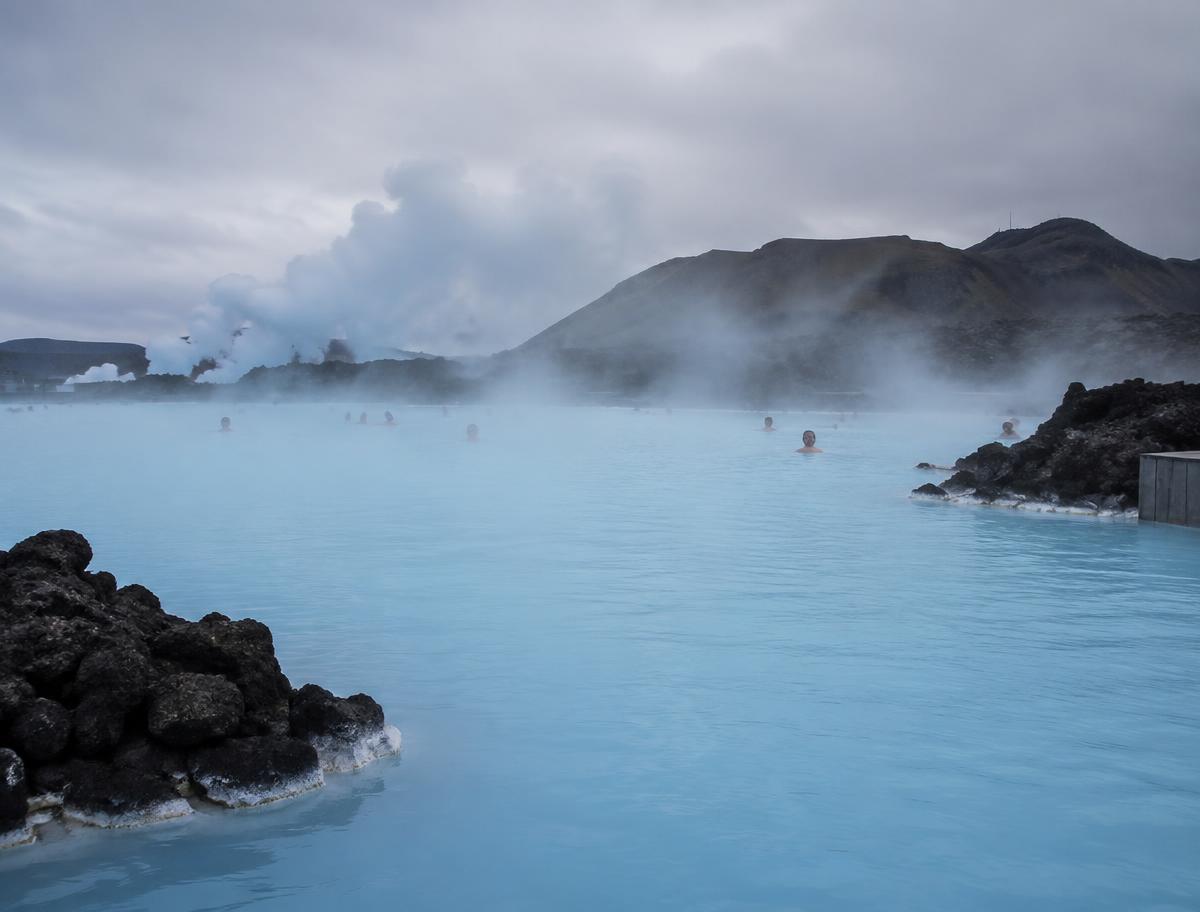 Aguas geotermales azules entre roca volcánica en Islandia