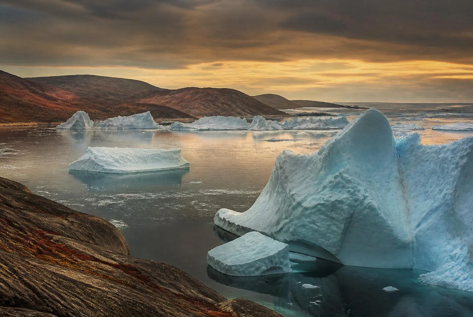 Icebergs en el silencio de un fiordo de Groenlandia: el silencio de los lugares remotos, naturaleza y estrés