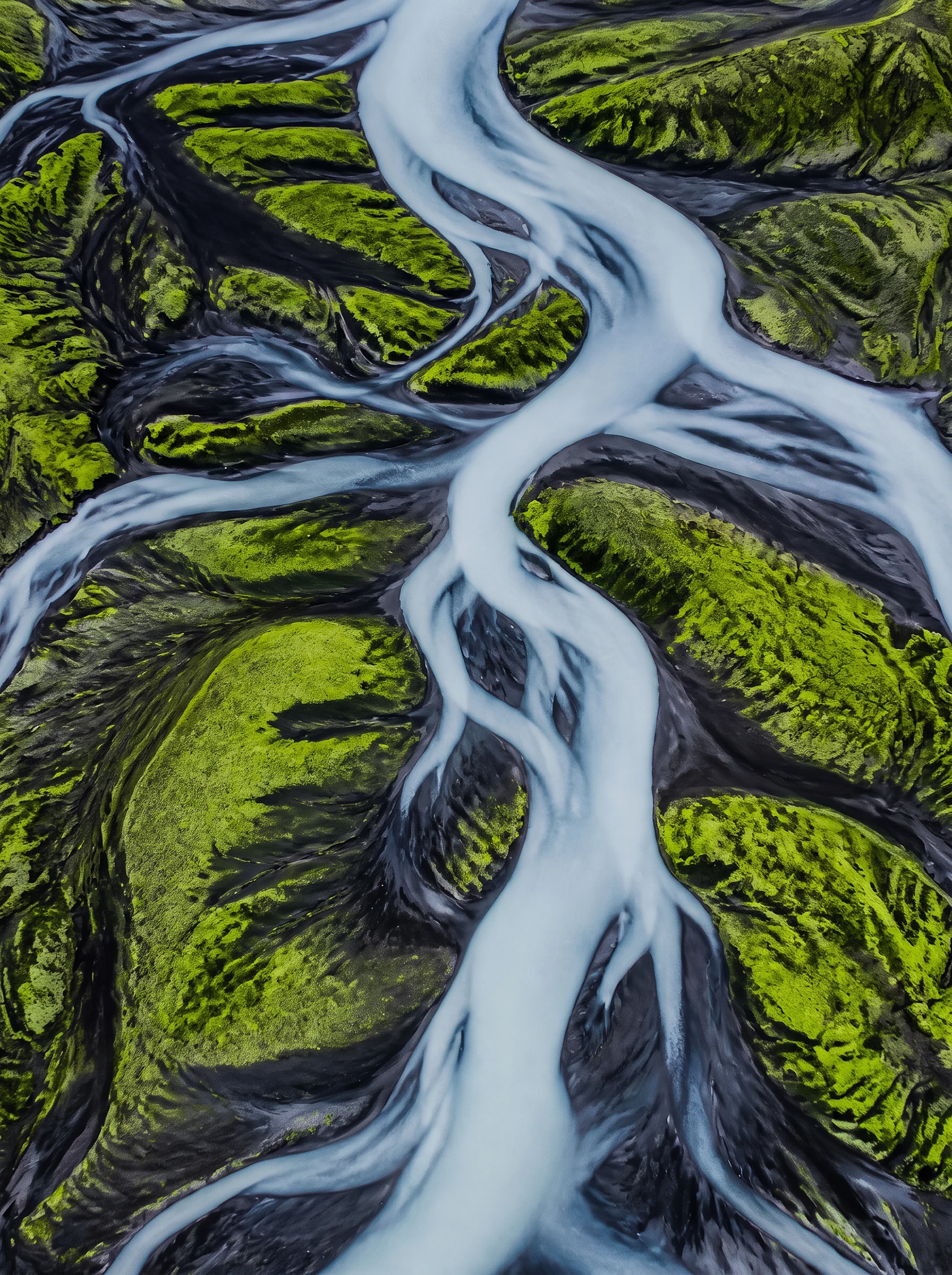 Río entre musgo verde en Islandia: burnout médico, viajes para desconectarse y viajes de aventura para médicos