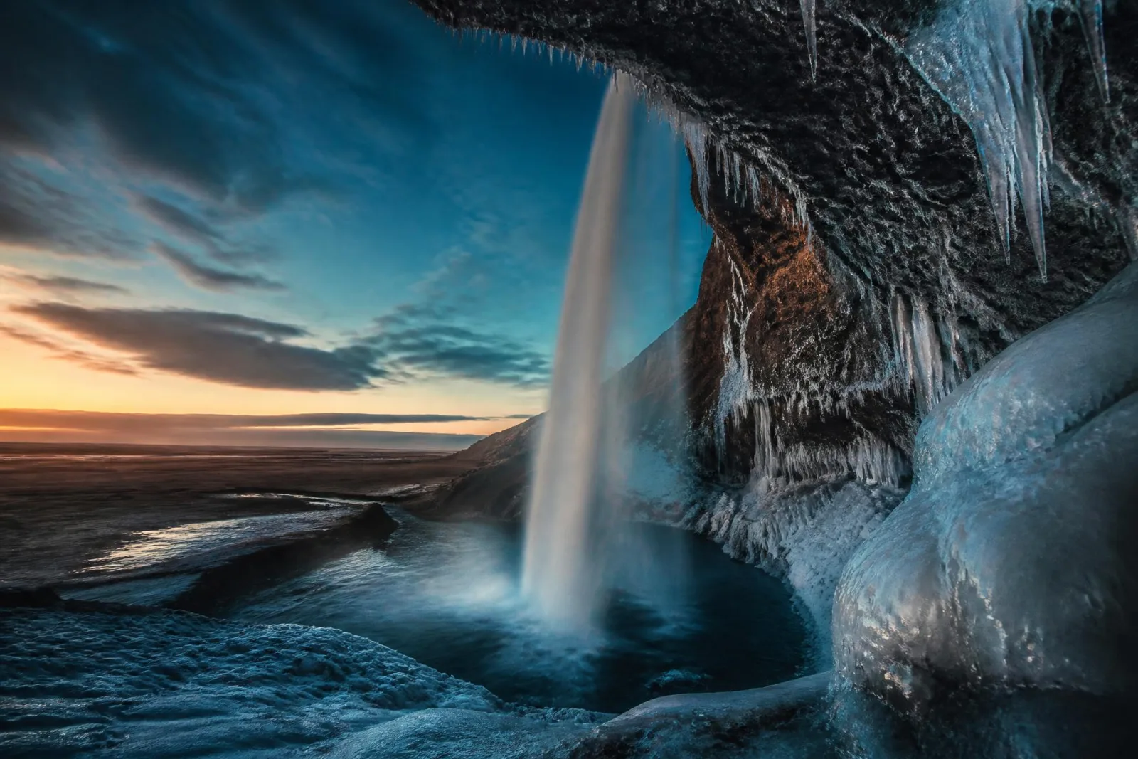 Paisaje volcánico y glaciar de Islandia durante un viaje invernal