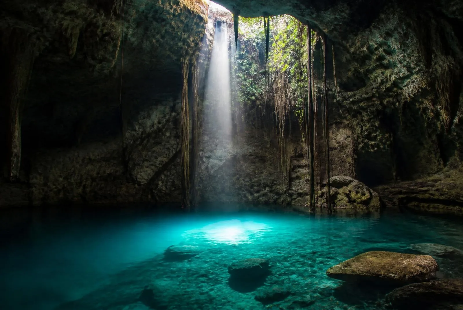 Cenote ukryte w wapiennej jaskini — skok do wody o temperaturze 24 °C.