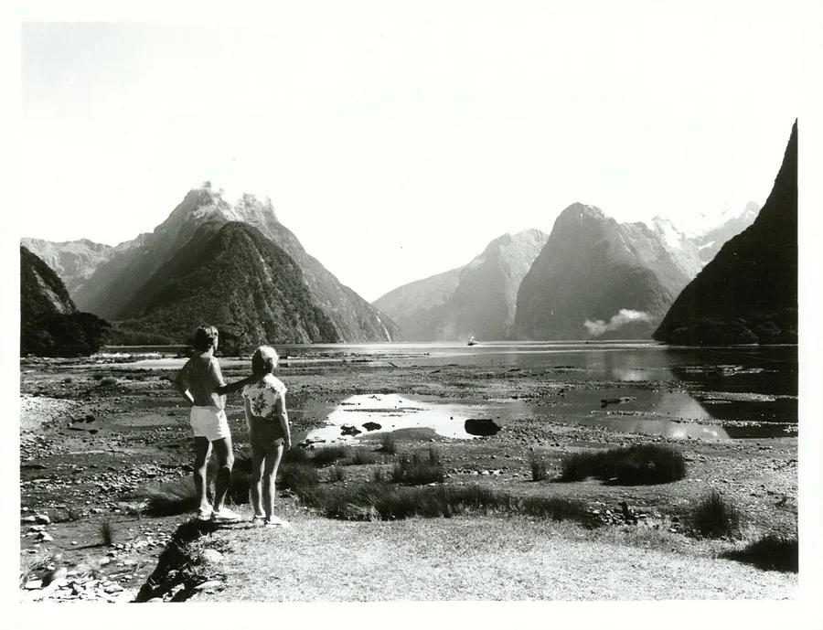 Milford Sound entre montañas en la Isla Sur de Nueva Zelanda