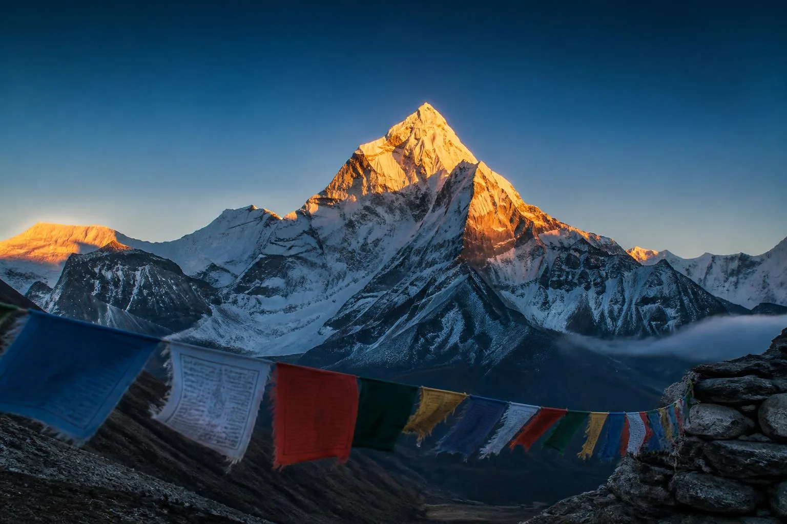 Sendero de montaña en el Himalaya de Nepal: caminar como terapia, trek de varios días y naturaleza y estrés